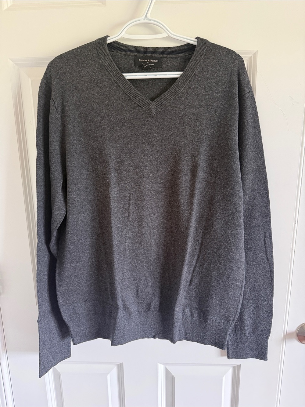 Banana Republic Men’s Charcoal Gray V-Neck Sweater Large
